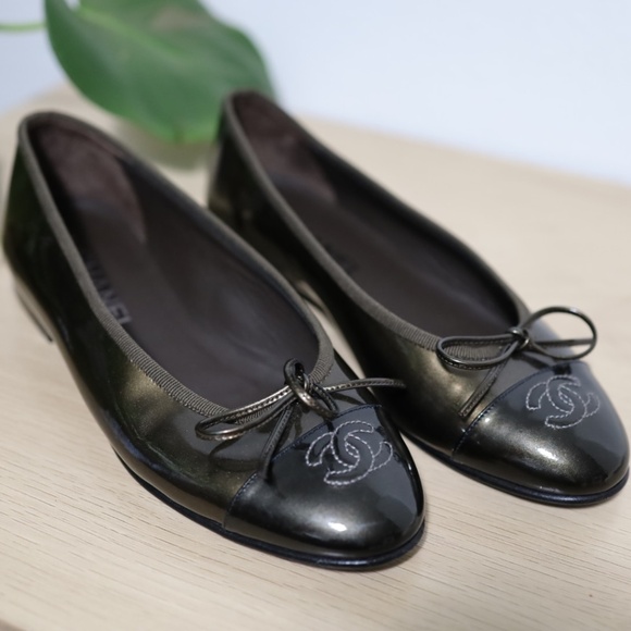 Chanel Ballerina Flat Sandals Patent Leather Green Bronze Brown Back Toe Sz 37 - Picture 1 of 13